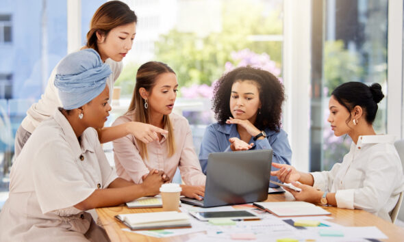 Mulheres de uma equipe de marketing digital trabalhando; automação de marketing é importante para varejistas e e-commerce; estratégia digital