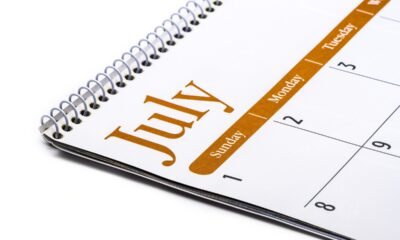 Calendário de mesa com mês de julho aberto