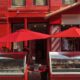 Fachada de prédio com loja em cor vermelha vibrante; design de varejo pode utilizar cores pra influenciar clientes