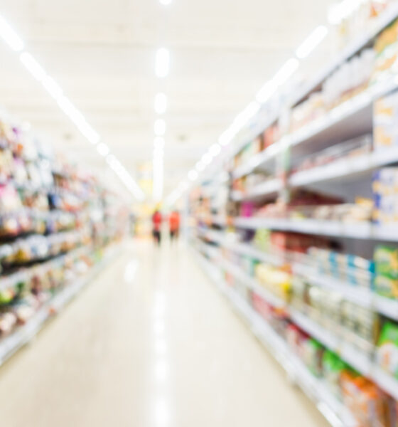 imagem de corredor de supermercado, representando o varejo ampliado; marcas de varejo