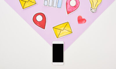 ilustração de caixas de e-mail, sinal de internet, amei e localização saindo de celular
