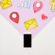 ilustração de caixas de e-mail, sinal de internet, amei e localização saindo de celular