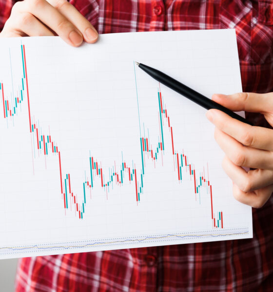 Mulher aponta gráfico em queda; WeWork coleciona resultados negativos