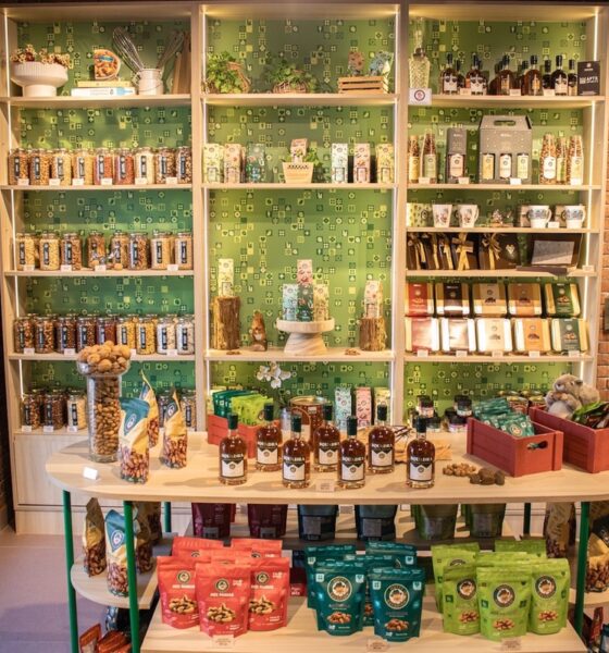 Prateleira com diversas embalagens personalizáveis de madeira na nova loja da Nutty Bavarian