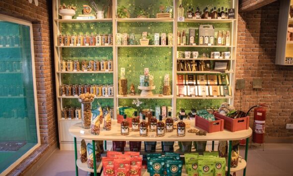 Prateleira com diversas embalagens personalizáveis de madeira na nova loja da Nutty Bavarian