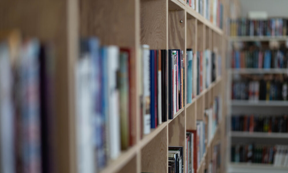 Imagem de estante de livros em livraria; Saraiva fecha lojas e diretores renunciam