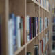 Imagem de estante de livros em livraria; Saraiva fecha lojas e diretores renunciam