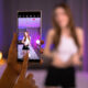 Jovens gravando vídeo de dança em celular; TikTok Shop é lançado nos EUA