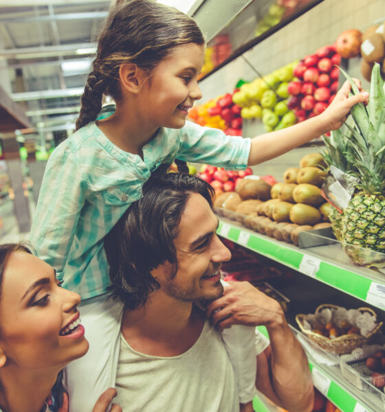 família fazendo compras no supermercado; PIB do Brasil cresce além das expectativas; intenção de consumo das famílias