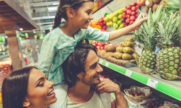 família fazendo compras no supermercado; PIB do Brasil cresce além das expectativas; intenção de consumo das famílias