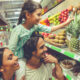 família fazendo compras no supermercado; PIB do Brasil cresce além das expectativas; intenção de consumo das famílias