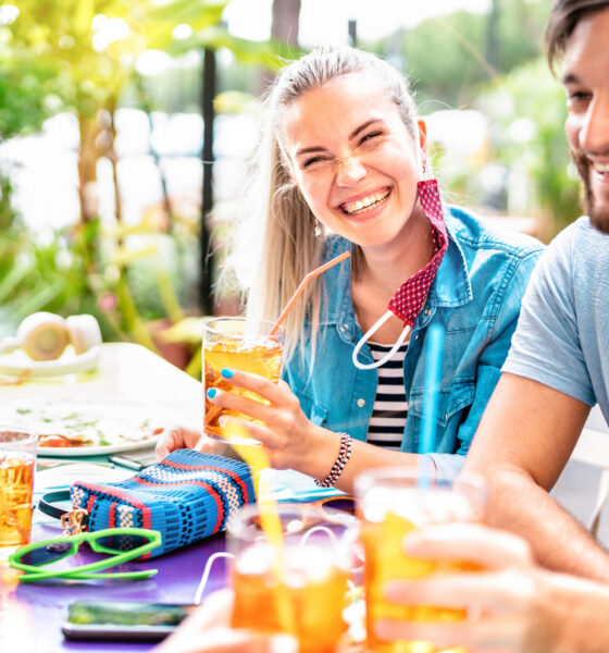 Pessoas em bar à luz do sol; bares e restaurantes; bebidas