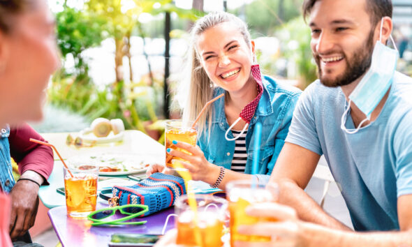 Pessoas em bar à luz do sol; bares e restaurantes; bebidas