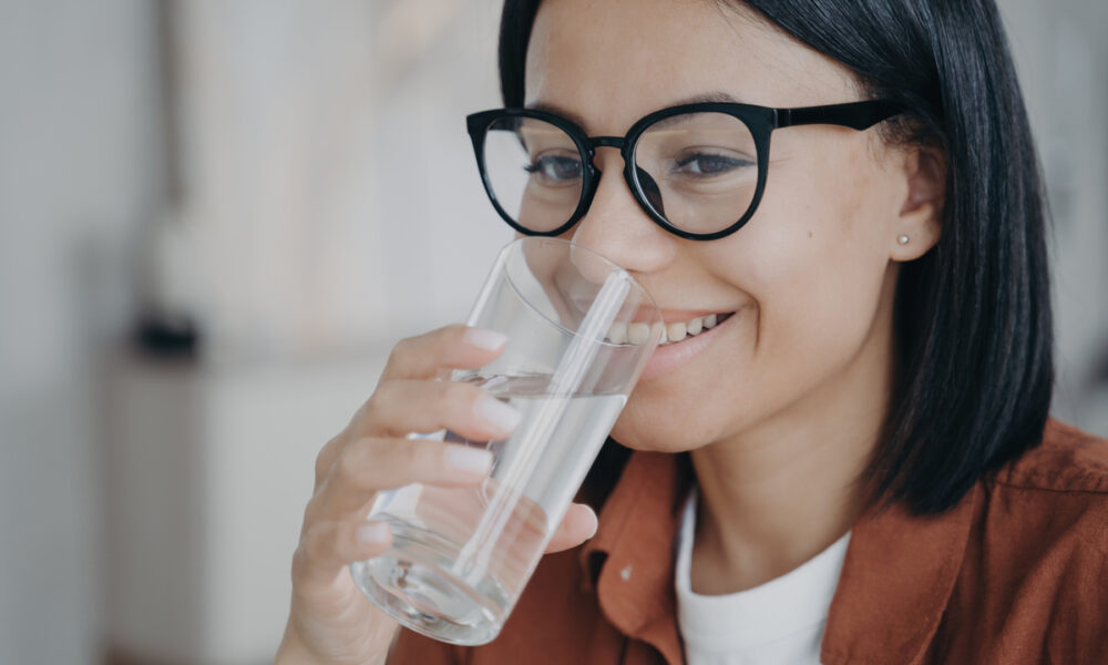 Mulher bebendo água; projeto prevê que água filtrada deve ser oferecida de graça em restaurantes de SP