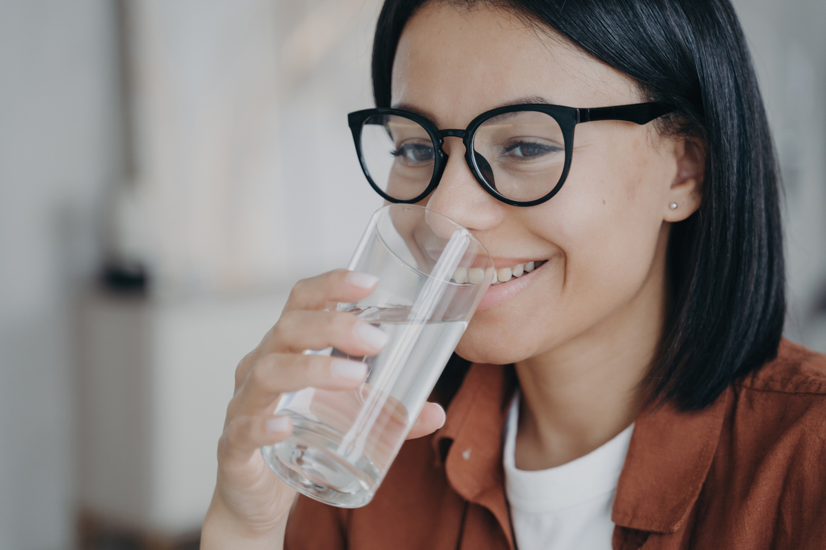 Mulher bebendo água; projeto prevê que água filtrada deve ser oferecida de graça em restaurantes de SP