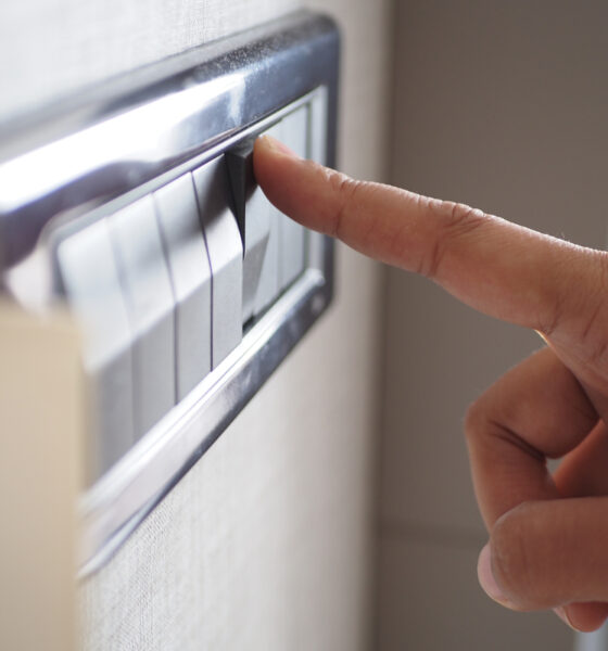 Mão com dedo indicador esticado para acender a luz no interruptor