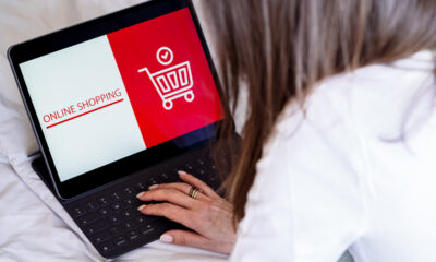 pessoa fazendo compras online: e-commerce