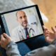 Consulta online com médico em tablet
