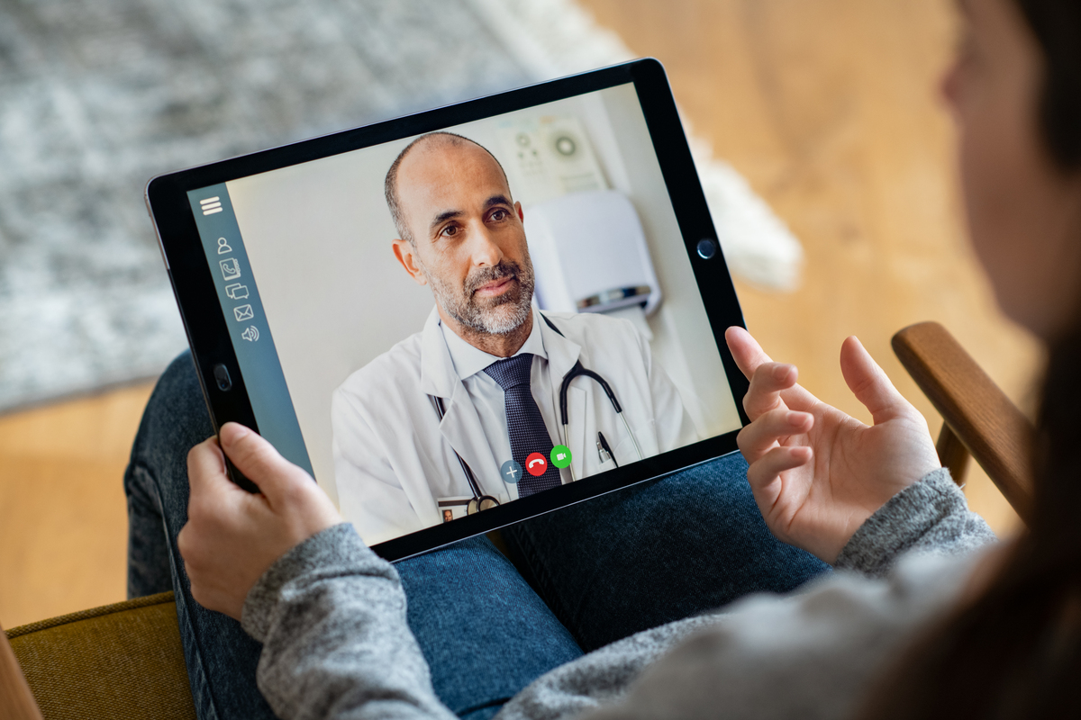 Consulta online com médico em tablet