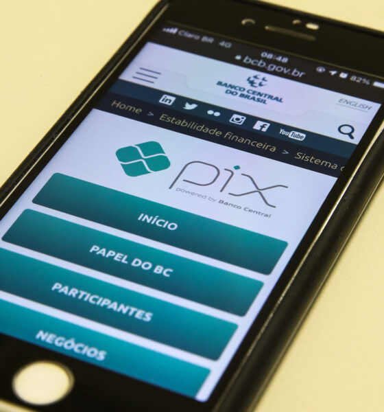 Celular com página do Pix, sistema de pagamentos do Banco Central, aberta