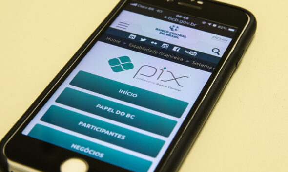 Celular com página do Pix, sistema de pagamentos do Banco Central, aberta