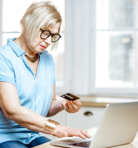 Mulher faz compras online com cartão; AliExpress entra em programa do governo