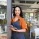 Pequena empreendedora em frente de sua loja; micro e pequenas empresas; Desenrola para MEIs
