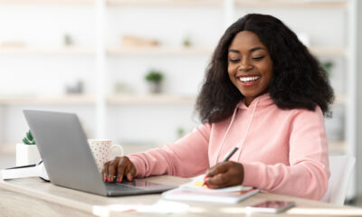 Mulher negra estudando em casa; edtech usa IA para ajudar alunos