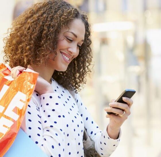 Mulher fazendo compras no varejo; NRF aponta que economia dos EUA está perdendo fôlego; varejista