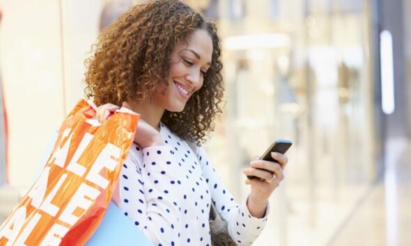 Mulher fazendo compras no varejo; NRF aponta que economia dos EUA está perdendo fôlego; varejista