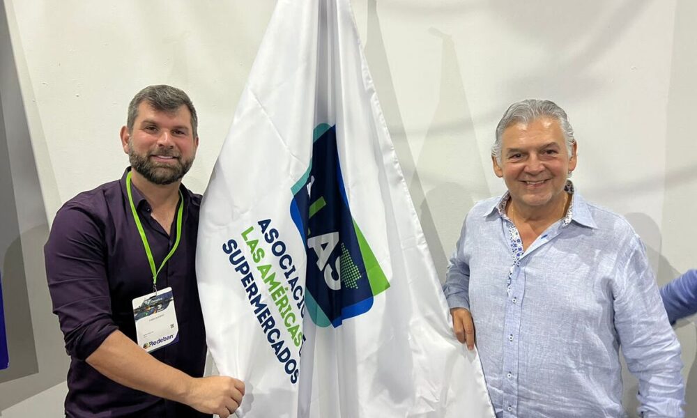 Fábio Queiróz e Jaime Cabal segurando bandeira da ALAs