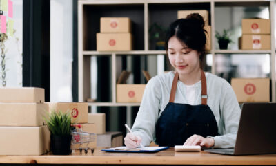 jovem asiática trabalhando com e-commerce; saiba mais sobre headless commerce neste artigo