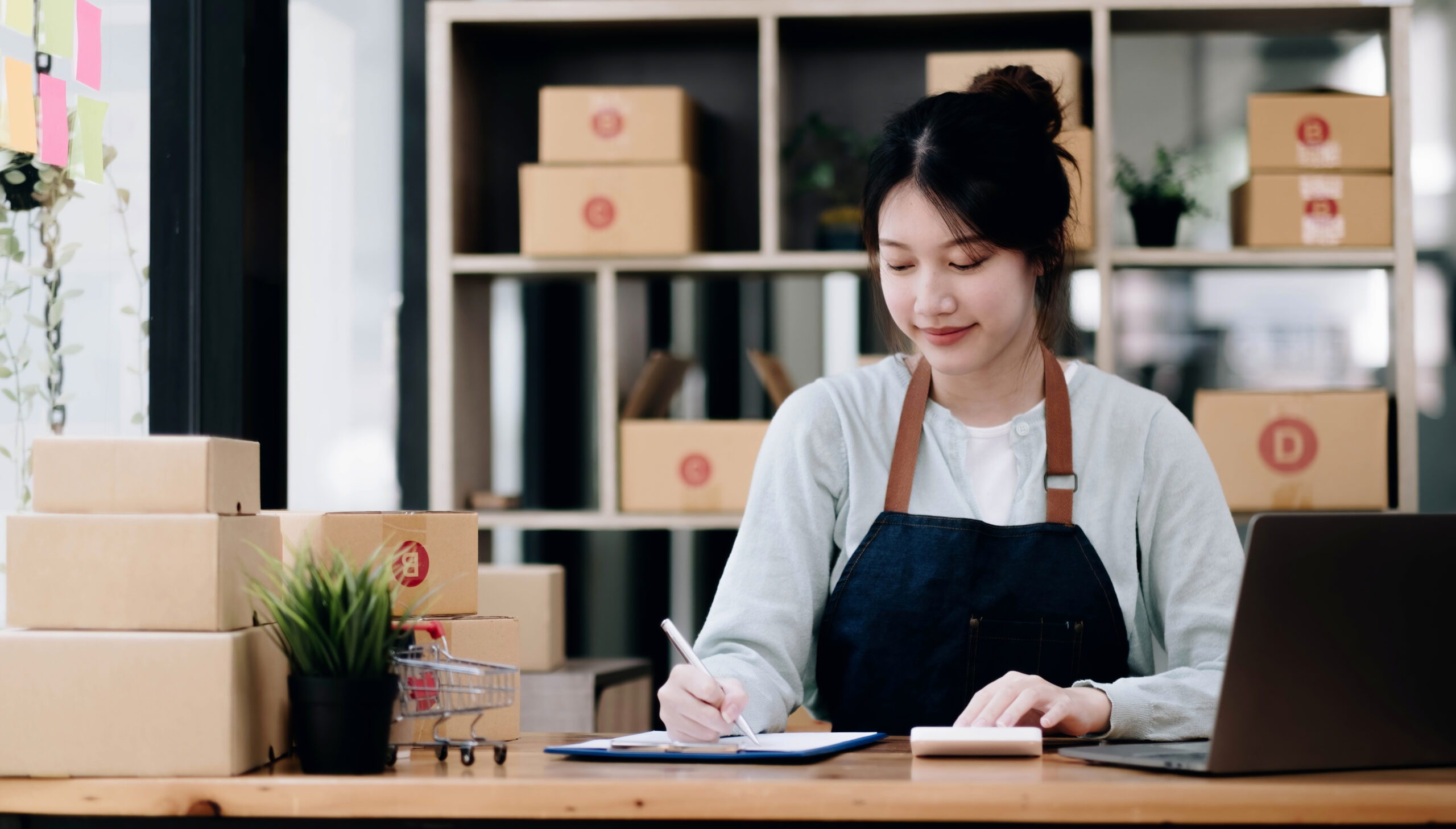 jovem asiática trabalhando com e-commerce; saiba mais sobre headless commerce neste artigo
