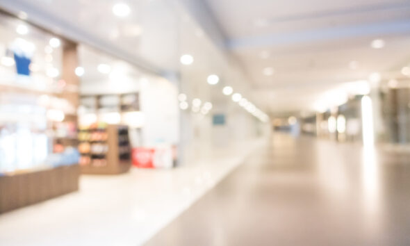 Shopping vazio, mostrando que fluxo em lojas físicas diminuiu; franchising