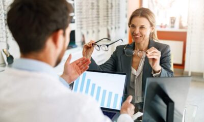 Um oftalmologista consulta um cliente em seu local de trabalho, em uma ótica. Foto de alta qualidade