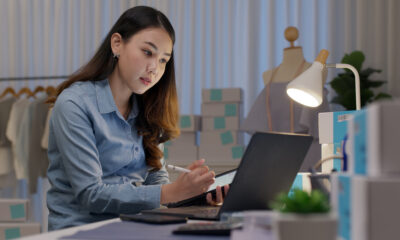 jovem asiática trabalhando com vendas no computador; conceito de omnicanalidade