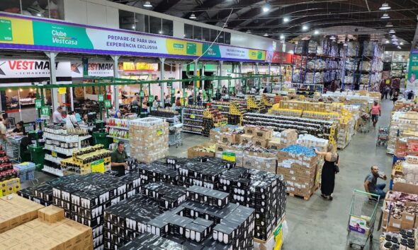 Imagem panorâmica da loja Vestcasa; varejo