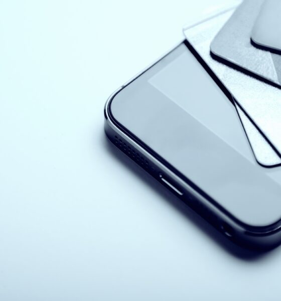 Pilha de cartões de crédito em cima de celular; cartão de crédito; click to pay; visa
