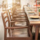 Mesa de restaurante com cadeiras e pratos vazios; bares e restaurantes