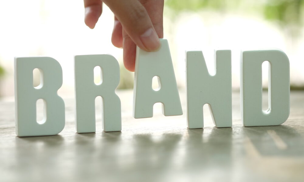 letras brancas formando a palavra BRAND; conceito de brand equity