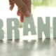 letras brancas formando a palavra BRAND; conceito de brand equity