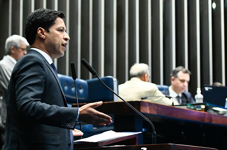Senador Rodrigo Cunha, relator do Desenrola, que incluiu limite nos juros do rotativo do cartão de crédito