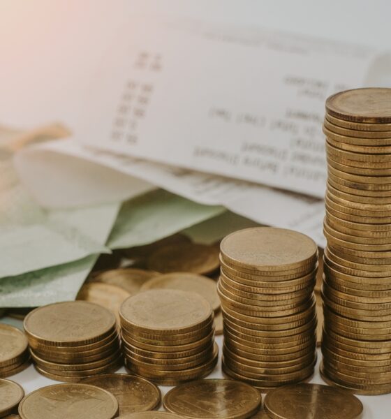 moedas na mesa; imagem conceito representando inflação, boletim focus; mercado financeiro; projeção inflação; projeções para a