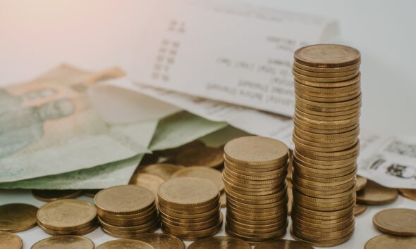 moedas na mesa; imagem conceito representando inflação, boletim focus; mercado financeiro; projeção inflação; projeções para a