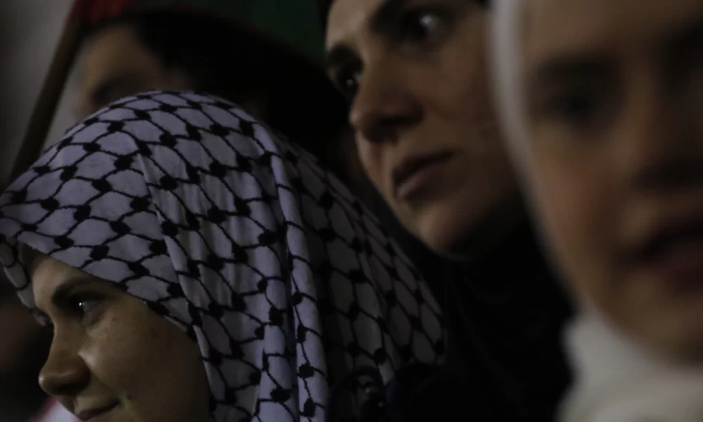 Três mulheres de Jihab em manifestação contra a guerra entre Israel e Hamas
