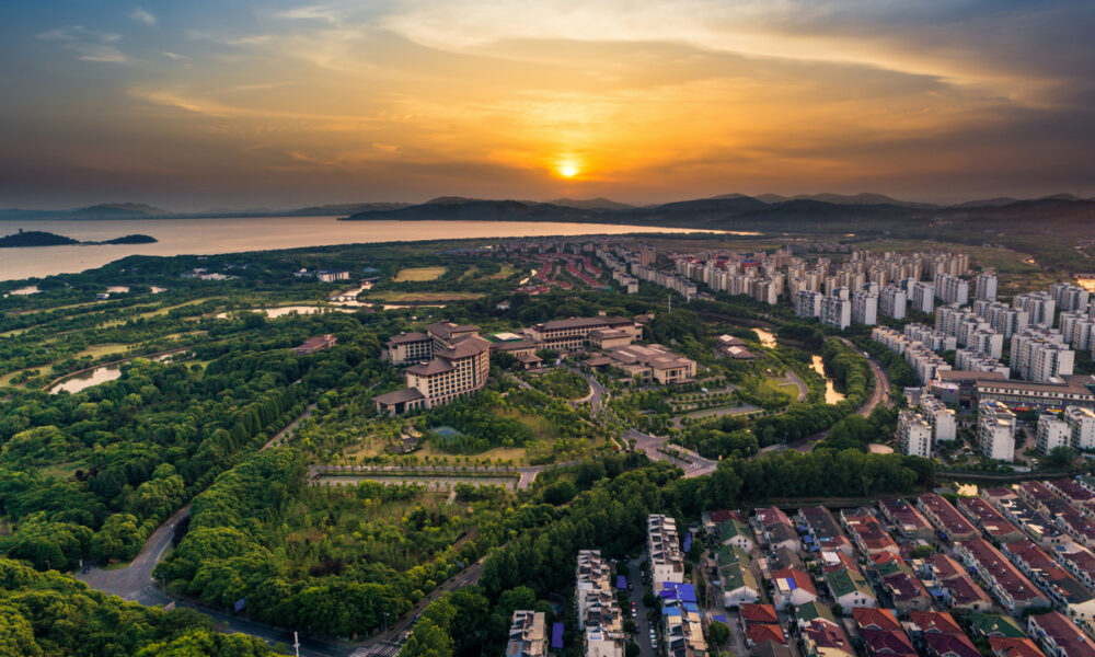 Cidade pequena com por do sol