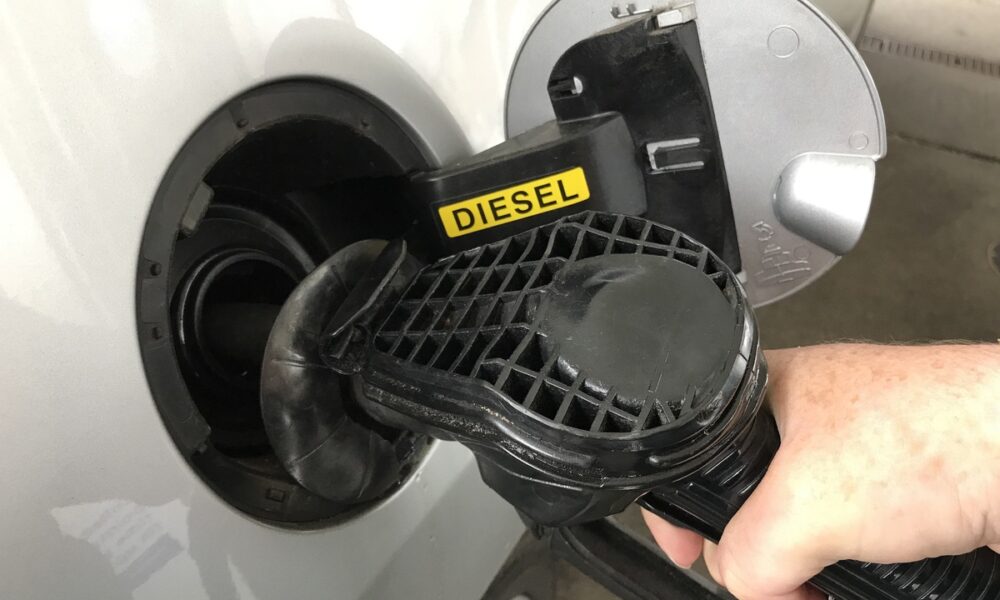 Bomba de combustível em tanque escrito "Diesel"