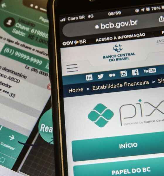 Imagem de tela de celular na página do Pix na internet; pix compras online automático