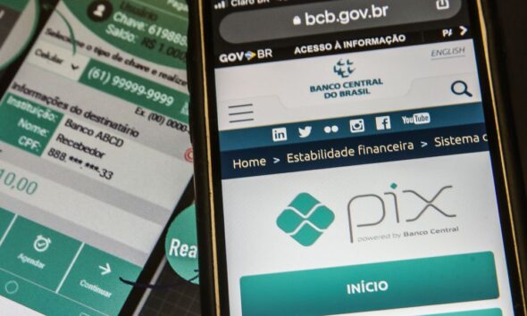 Imagem de tela de celular na página do Pix na internet; pix compras online automático