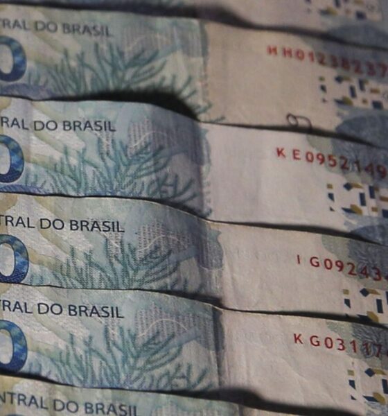 Notas de cem reais em sequência